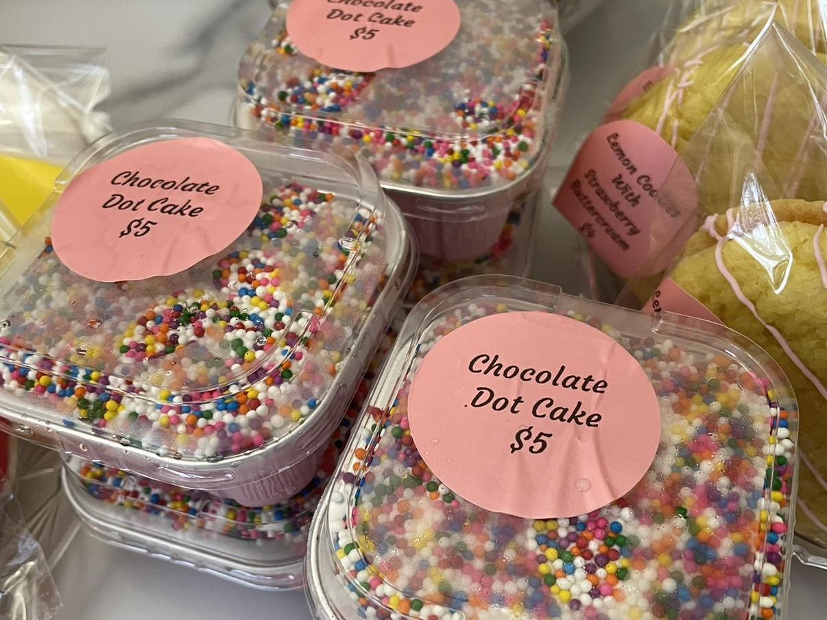 Dot cakes with sprinkles
